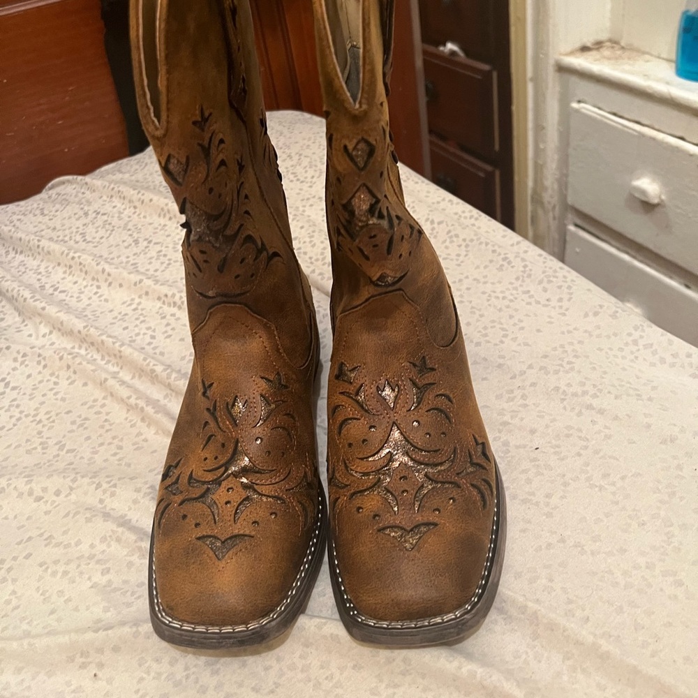 Women roper cowboy boots brand new never wore before